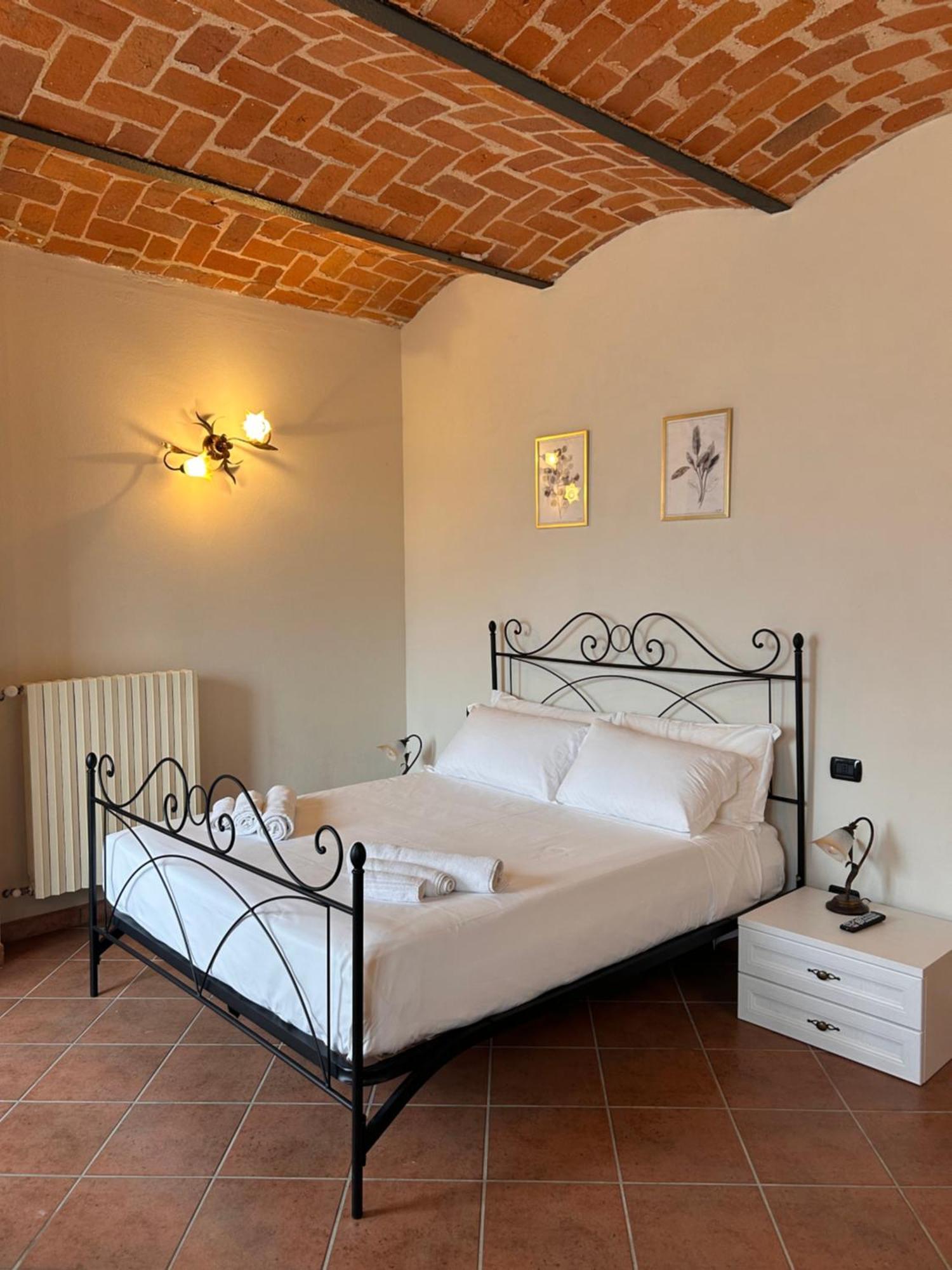 Tenuta Agricola La Cava- Cantina E Agriturismo San Damiano dʼAsti Eksteriør bilde