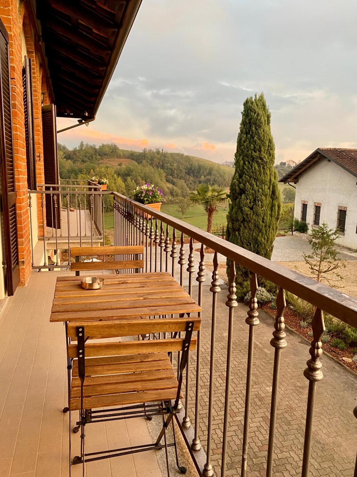Tenuta Agricola La Cava- Cantina E Agriturismo San Damiano dʼAsti Eksteriør bilde